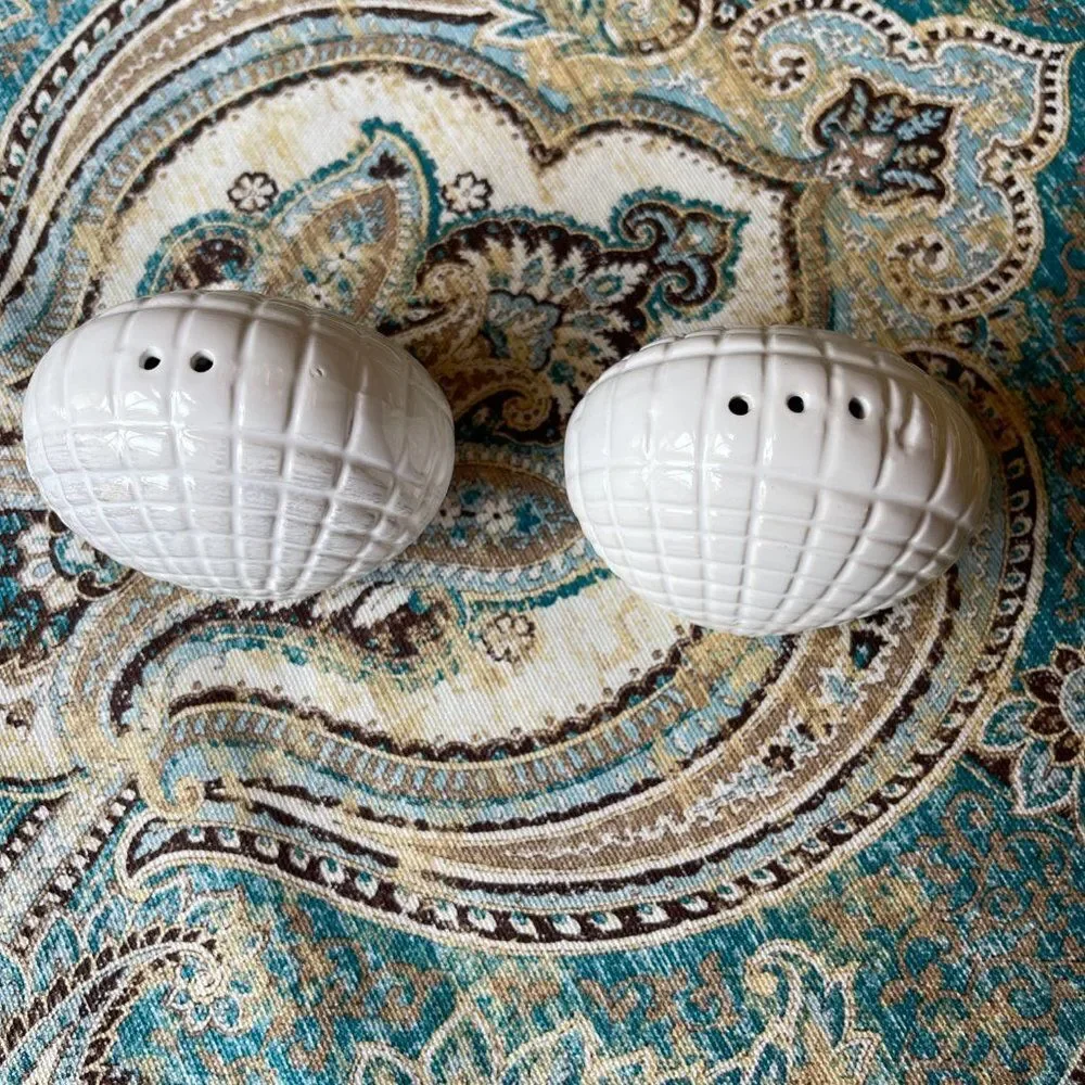 Durastone Cream Scallop Shell Salt Pepper Shakers Coastal Decor New in Box